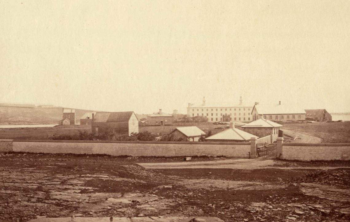 Un mur de calcaire, plusieurs petits édifices, la Frégate de pierre et une forge en calcaire d’un étage étaient les seuls édifices de ce qui est devenu le campus intérieur du CMR.