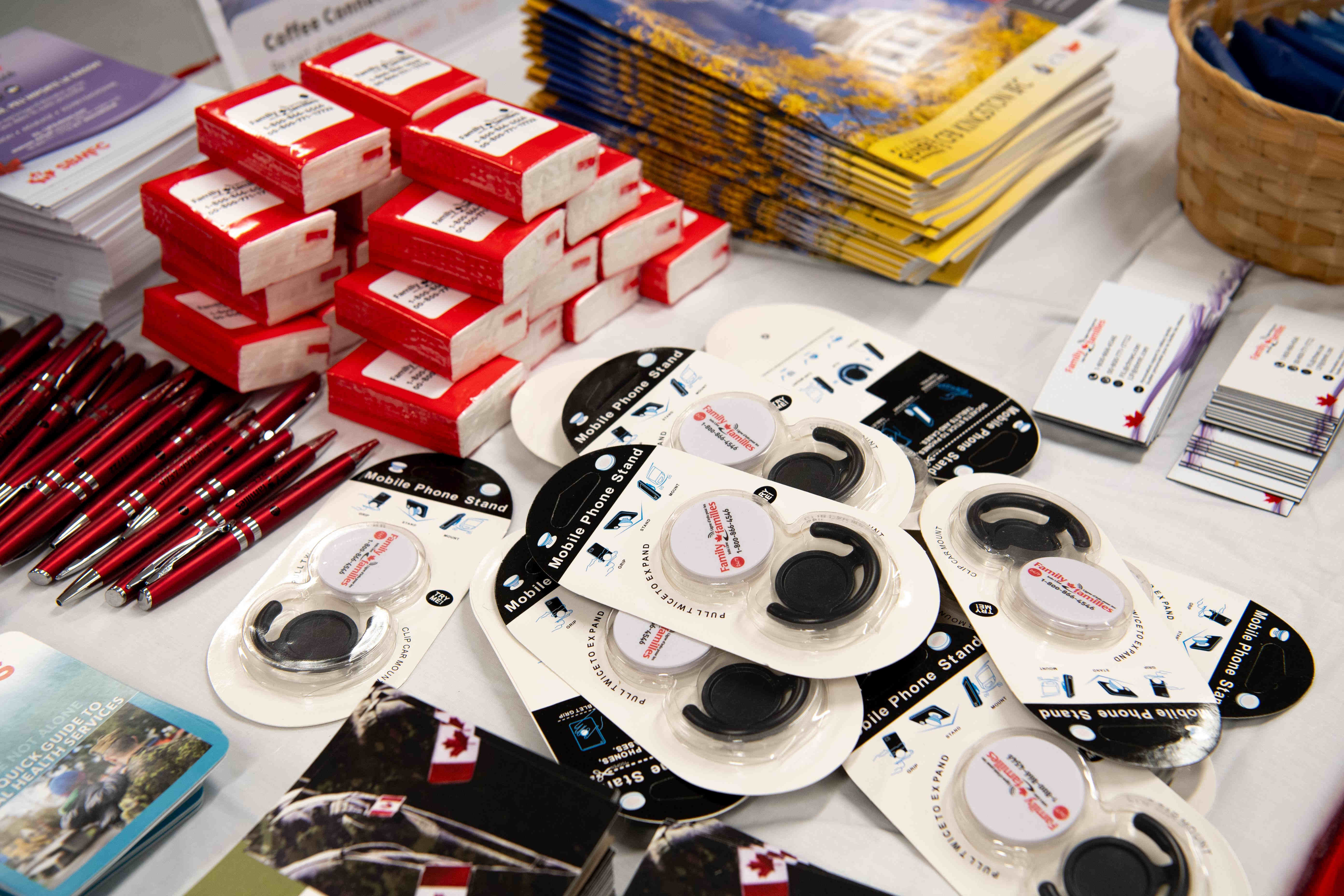 Table avec différents objets promotionels