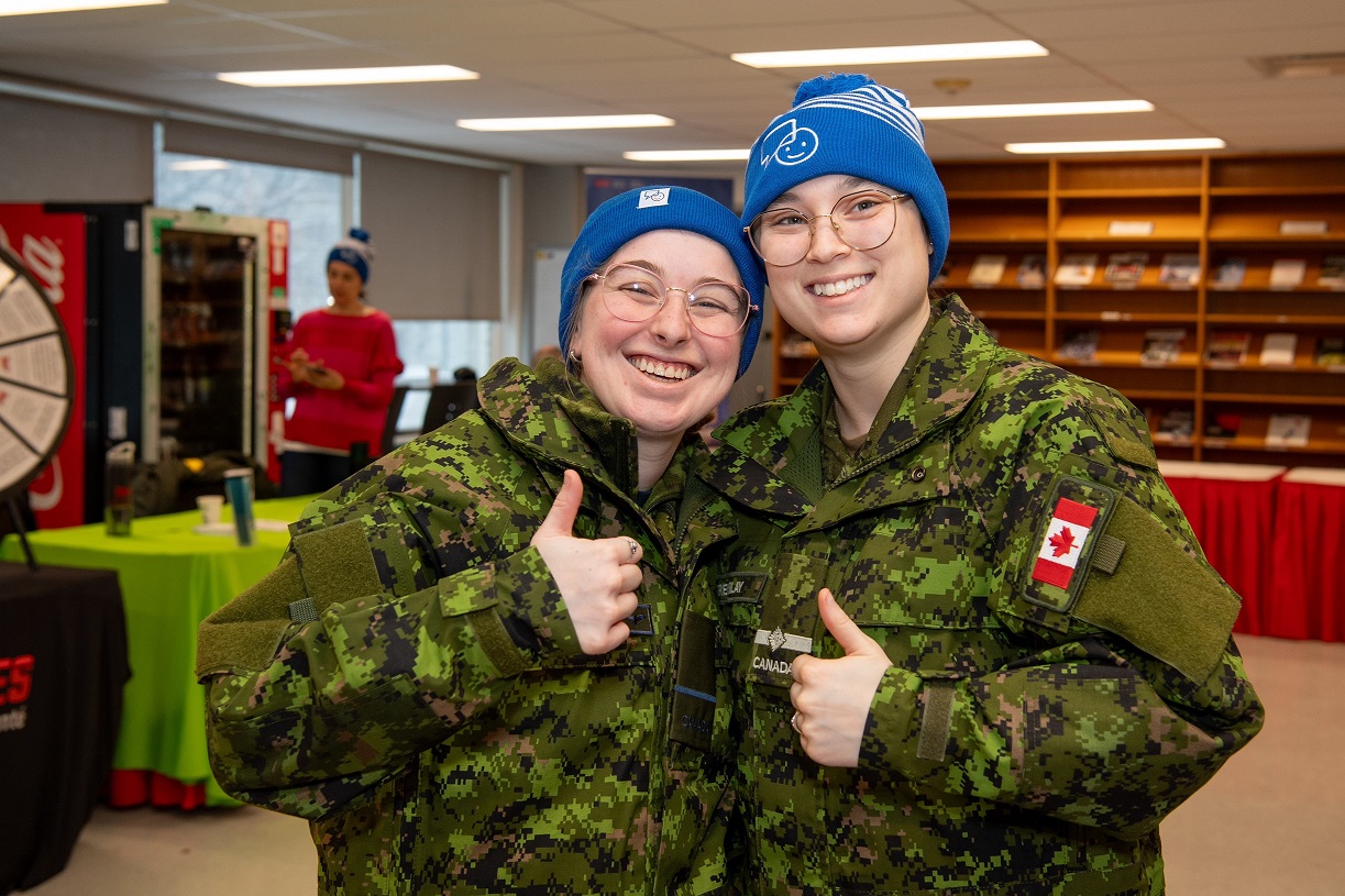 Deux élof qui sourient en montrant leurs nouvelles tuques