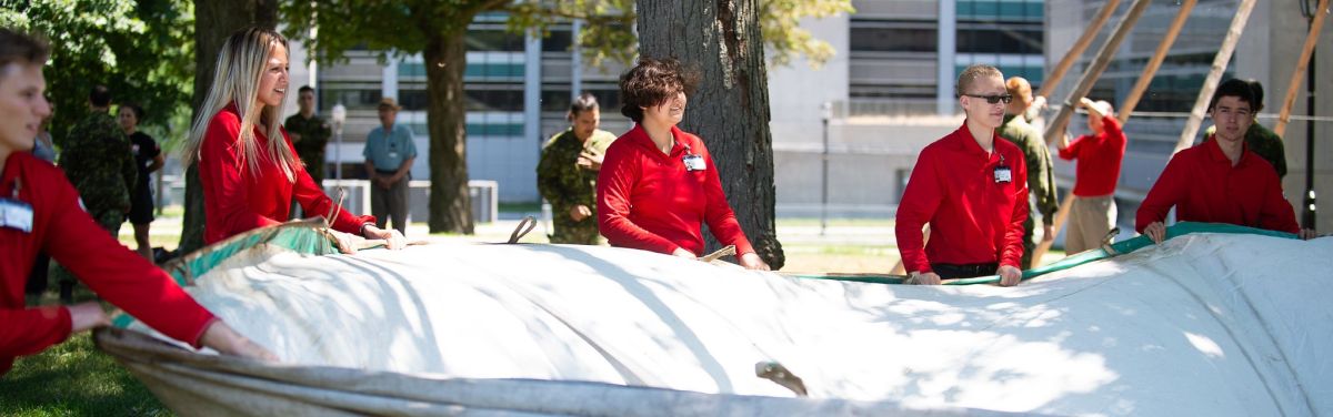 Les cadets nouvellement arrivés du Programme d’initiation au leadership à l’intention des Autochtones (PILA)