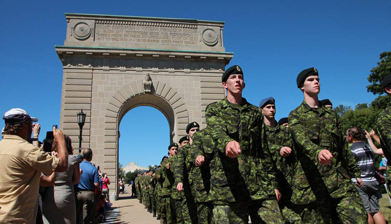 Les élèves-officier passent sous l'arche commémorative du CMRC