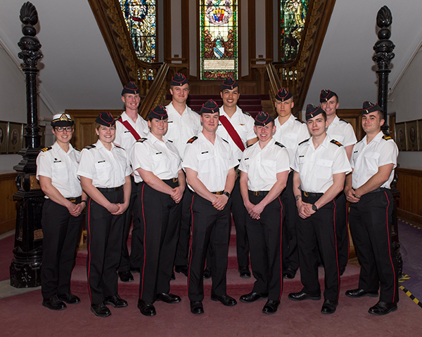 Des membres de l’équipe de la King’s Cup des Forces armées canadiennes en 2019 posent dans l’édifice historique Mackenzie du Collège militaire royal du Canada