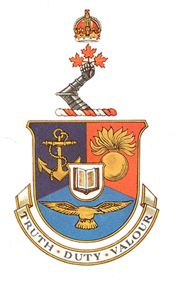 Les armoiries du Collège triservice canadien comportent une ancre encrassée, une grenade et un aigle volant pour représenter les trois services des FAC.
