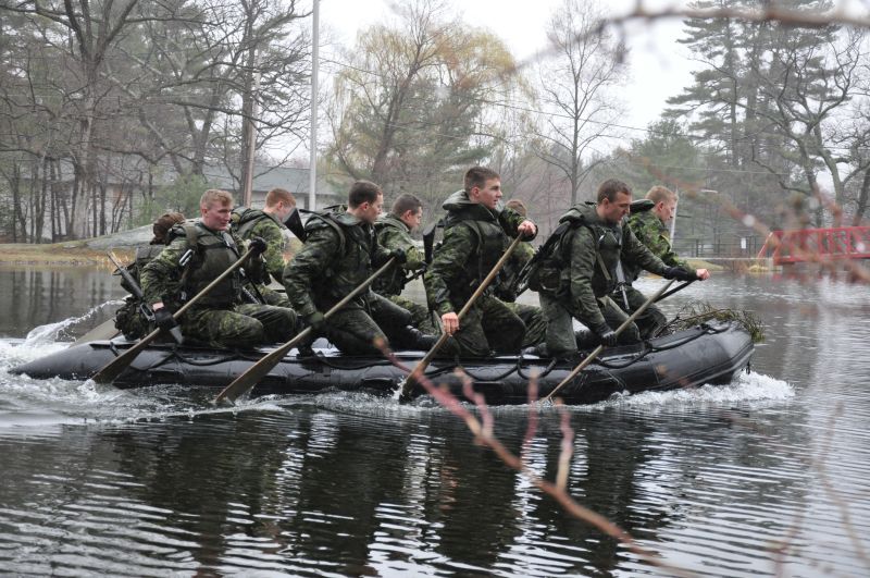 Équipe Sandhurst dans un bateau d'assaut