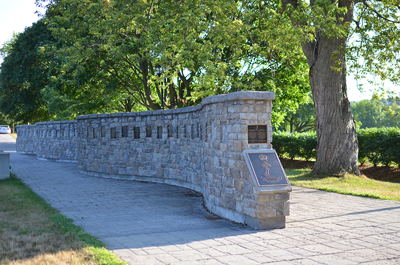 Le mur d'honneur du CMRC sous le soleil d'été