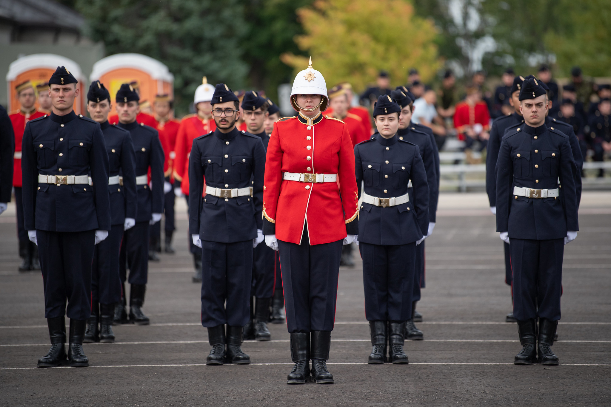 Des aspm/élof de première année se tiennent au garde-à-vous sur le terrain de parade lors de la Fin de semaine de remise des insignes.
