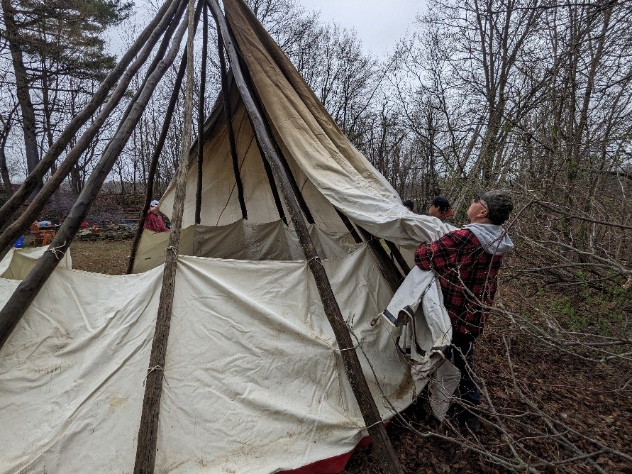 L'aîné de PILA enseigne comment élever un tipi