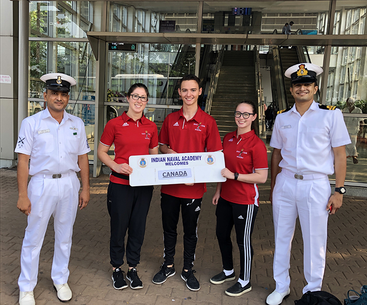 L'officier-en-charge la Ltv Pumphrey avec les aspirants de marines Nicholas Bell et Justine Garneau sont accueillis par l'Académie navale Indienne