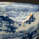 Tasse à thé de faïence décorées en bleu par impression de transfert, 1783-1830, qui aurait été utilisée que par les officiers du chantier maritime