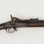 Un Snider Enfield Mk1 adopté par l’armée britannique en 1866.  Cet arme fût sans doute utilise par les régiments cantonnés au Fort Fréderick jusqu’en 1870. Numéro d’accession 00000993-002