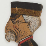 Ouvre-lettre dont la poignée est sculptée et colorée pour représenter le Major général D.R. Cameron, CMG, commandant du RMC, 1888-1896.  Numéro d’accession 00000077-001