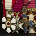 Les médailles miniatures du Lgén Guy Simonds (CMR 1921-1925), commandant de la Première Division canadienne, du 2e Corps canadien, et de la Première Armée canadienne pendant la Seconde Guerre mondiale, qui devint plus tard chef d’état-major général. Numéro d’accession 20070026-002