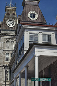 Dernier étage de l’ancien hôpital avec la tour de l’horloge de l’édifice Mackenzie en arrière-plan