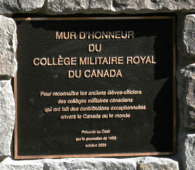 Détails de la plaque d'identification - Mur d'honneur du Collège militaire royal du Canada - Pour reconnaître les anciens él~eves-officiers des collèges militaires canadiens qui ont fait des contributions exceptionnelles envers le Canada ou le monde. Présenté au CMR par la promotion de 1965, octobre 2009.