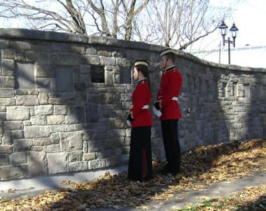 A l'automne, deux élèves-officiers lisant une inscription