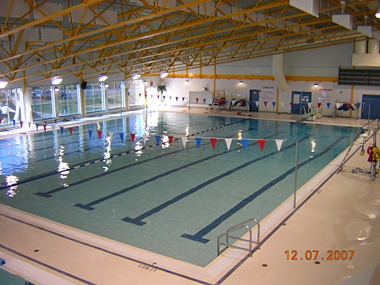 Voir de la grande piscine et tremplin de la aire d'observation