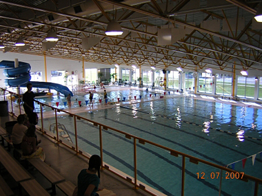 Voir de la grande piscine, petite piscine et glissoire d'eau de la aire d'observation