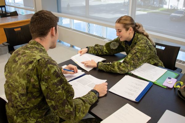 Deux élèves-officiers étudient ensemble à la bibliothèque Massey.