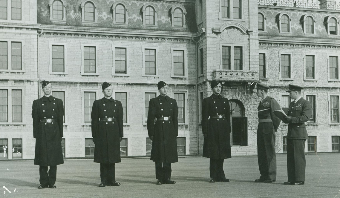 Inspection de quatre élèves-officiers sur le terrain de parade du CMR.