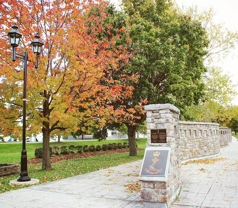 Le mur d'honneur du CMRC à l'automne.