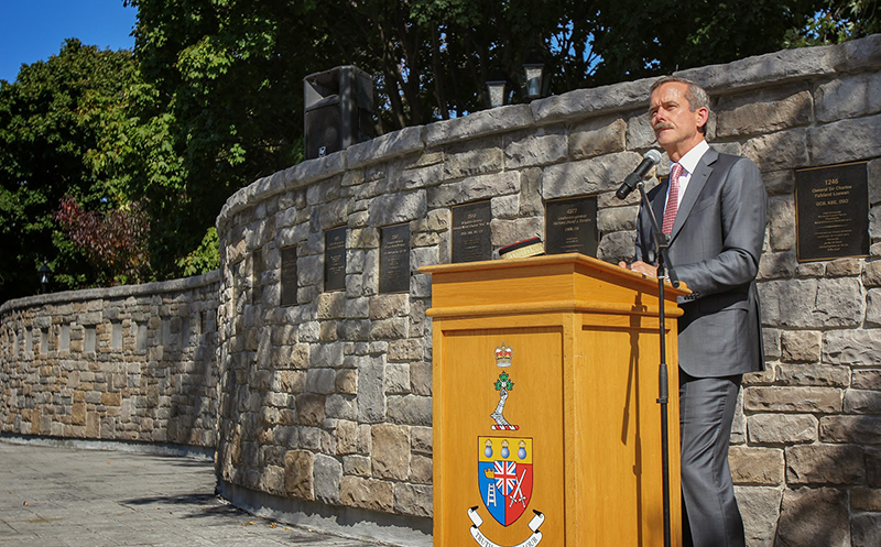 La personne honorée 13738 2014 Chris Hadfield parle de son passage au CMRC et de la façon dont il l'a préparé à une carrière dans l'armée de l'air et des défis qu'il a rencontrés en tant qu'astronaute.