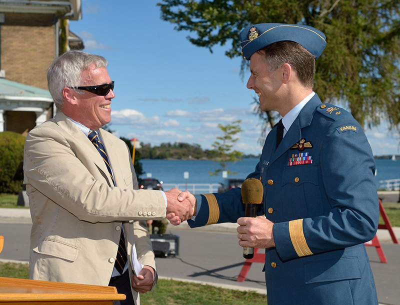 M. Chris West et le brigadier-général Al Meinzinger